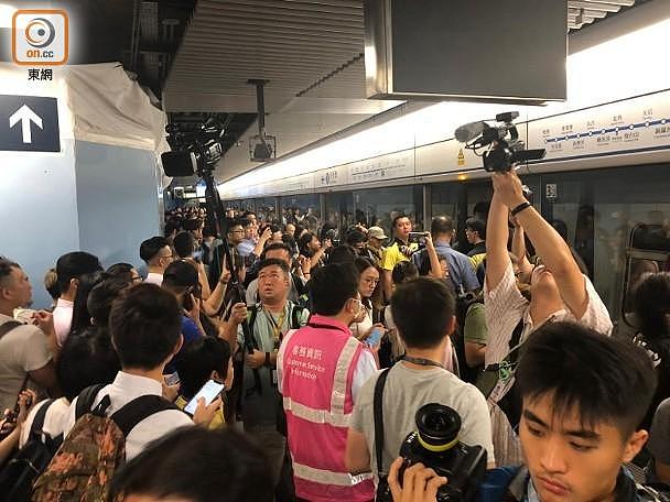 站台挤满乘客 图源：香港东网