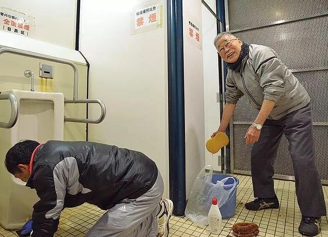 86岁的日本大爷，扫了55年的厕所，年赚1400亿日元！曾自费带40多人去上海刷厕所...
