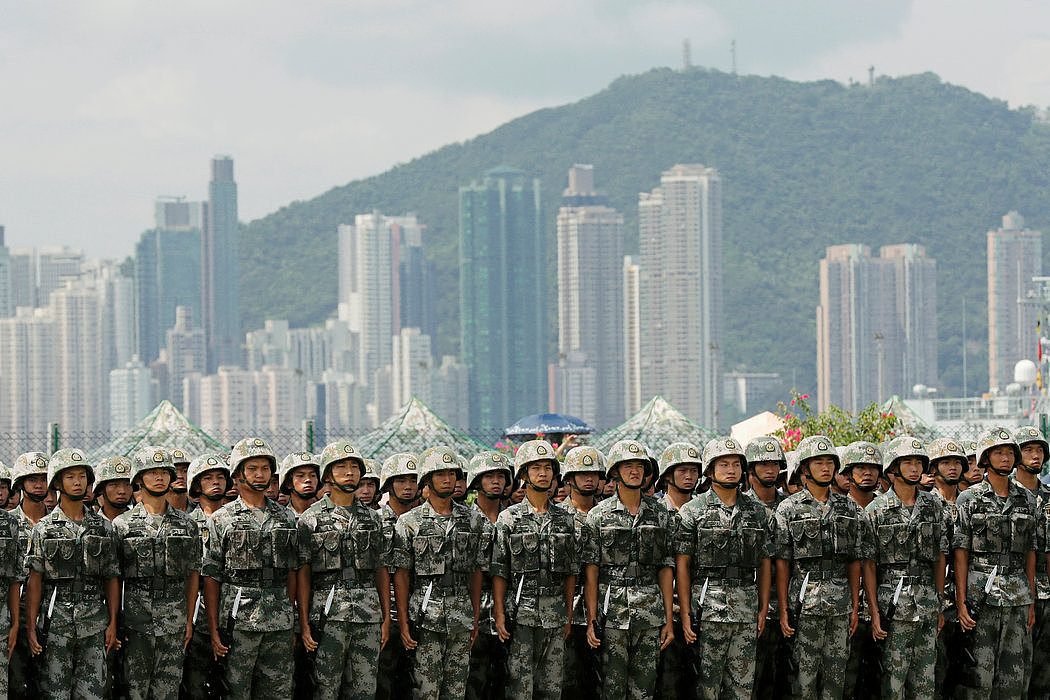 上个月，在香港昂船洲海军基地演练的中国人民解放军士兵。