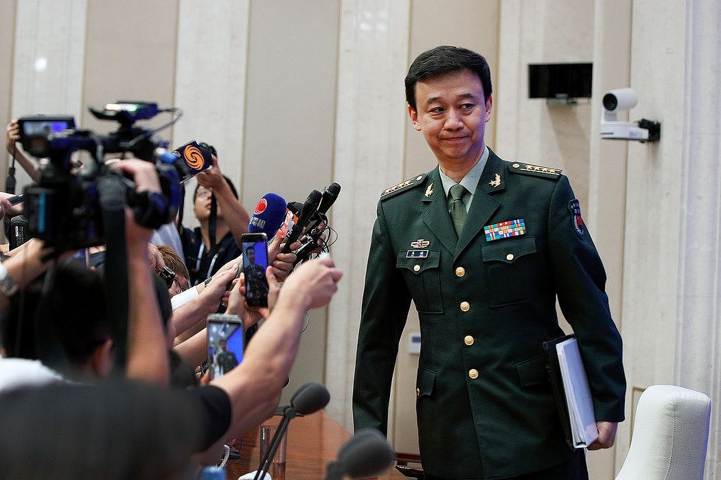 周三，中国国防部发言人吴谦大校在北京举行的新闻发布会上。他说，香港一些激进抗议者的行为“不能容忍”。
