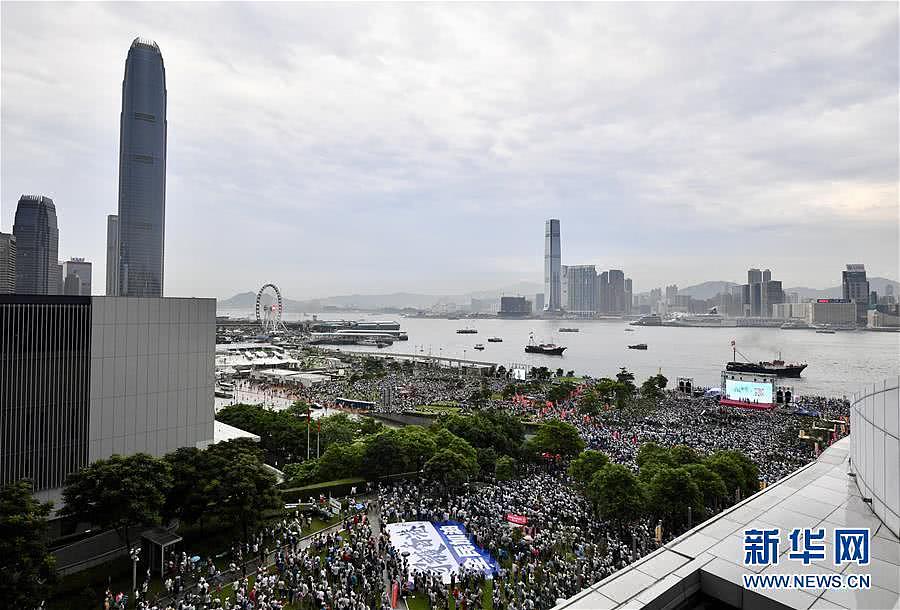 自从香港开始“要民主”，一些人就挑唆别人挑战警察（组图） - 2