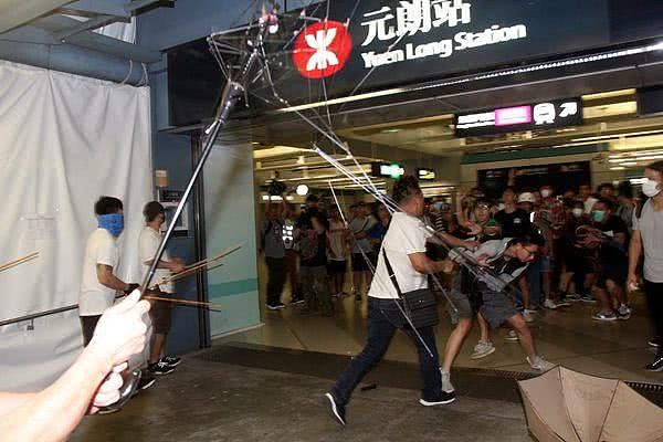 自从香港开始“要民主”，一些人就挑唆别人挑战警察（组图） - 4