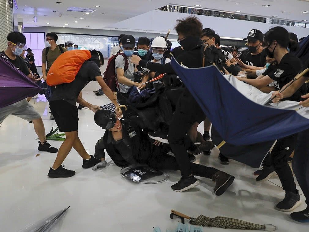 自从香港开始“要民主”，一些人就挑唆别人挑战警察（组图） - 7