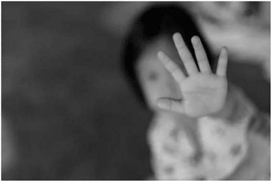印度两岁半女孩遭性侵身亡！第二天父母才发现失踪凶手仍在逃