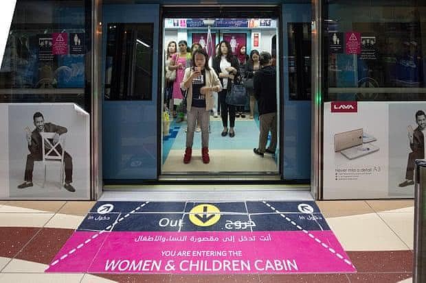 迪拜地铁上女性专用车厢。每年有数百名外来务工人员在未婚怀孕后躲藏起来。照片：Tony French