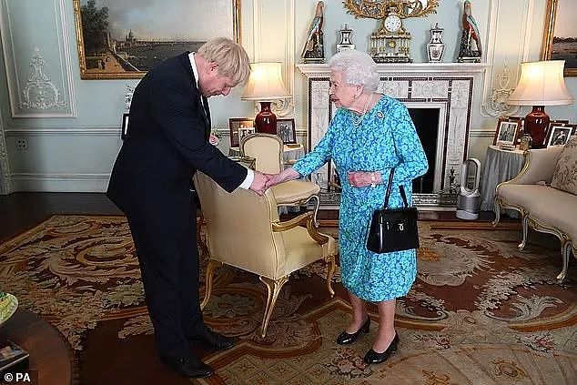 鲍里斯去见女王，女王：搞不懂这时候还有人肯做首相啊！（组图） - 11