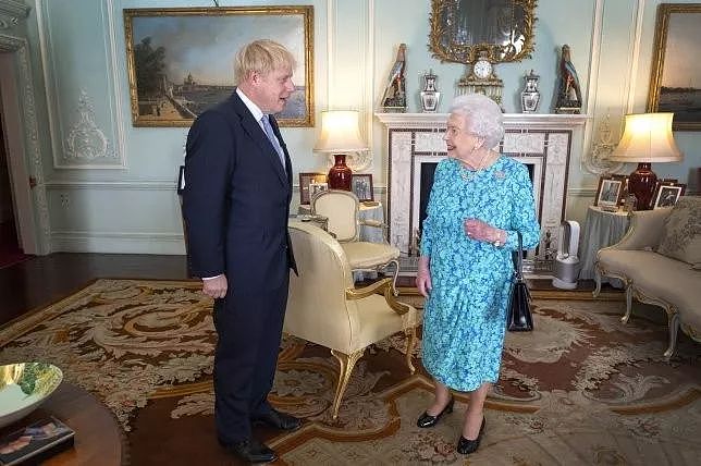 鲍里斯去见女王，女王：搞不懂这时候还有人肯做首相啊！（组图） - 22