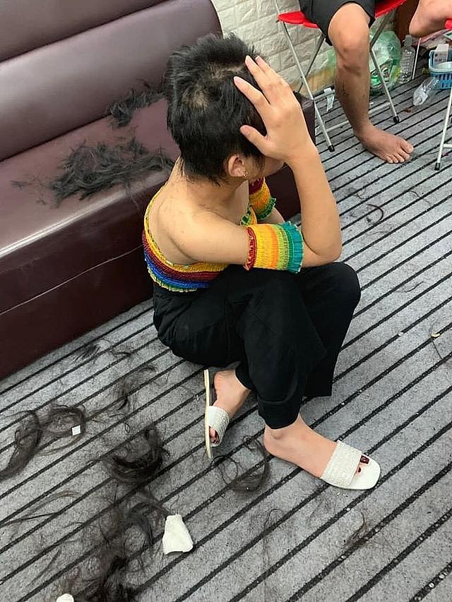 越南理发店老板见老公与少女露骨按摩，抓起剃刀，女孩秀发成短寸