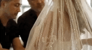 最壕公公为儿媳设计婚纱：15万颗水钻而已，不多不多…
