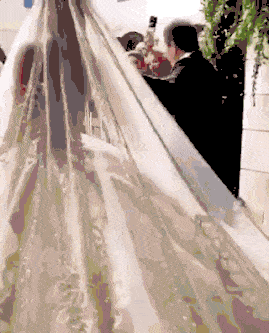 最壕公公为儿媳设计婚纱：15万颗水钻而已，不多不多…