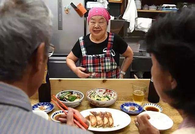 日本88岁“硬核奶奶”夜店蹦迪，送外卖，当模特，简直无所不能！（组图） - 12