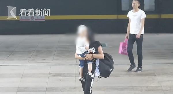 亲妈伙同小姨将4岁男童遗弃火车站，背后原因令人心碎