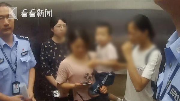 亲妈伙同小姨将4岁男童遗弃火车站，背后原因令人心碎