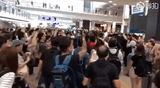 内地男子香港接受采访谴责暴徒 疑似被打