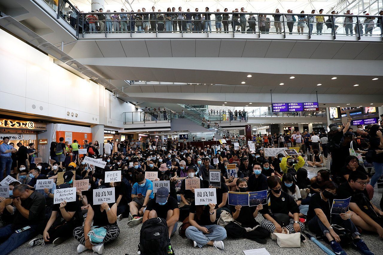 数千香港市民到香港机场静坐，抗议元朗暴力事件以及警方不作为。 (路透)