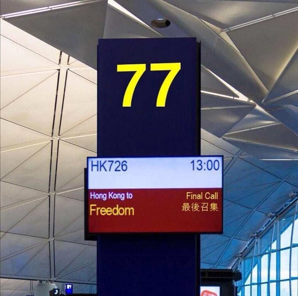 示威组织者在香港机场登机资讯牌上，仿照航班动态，打出「7月26日下午1点钟，香港...