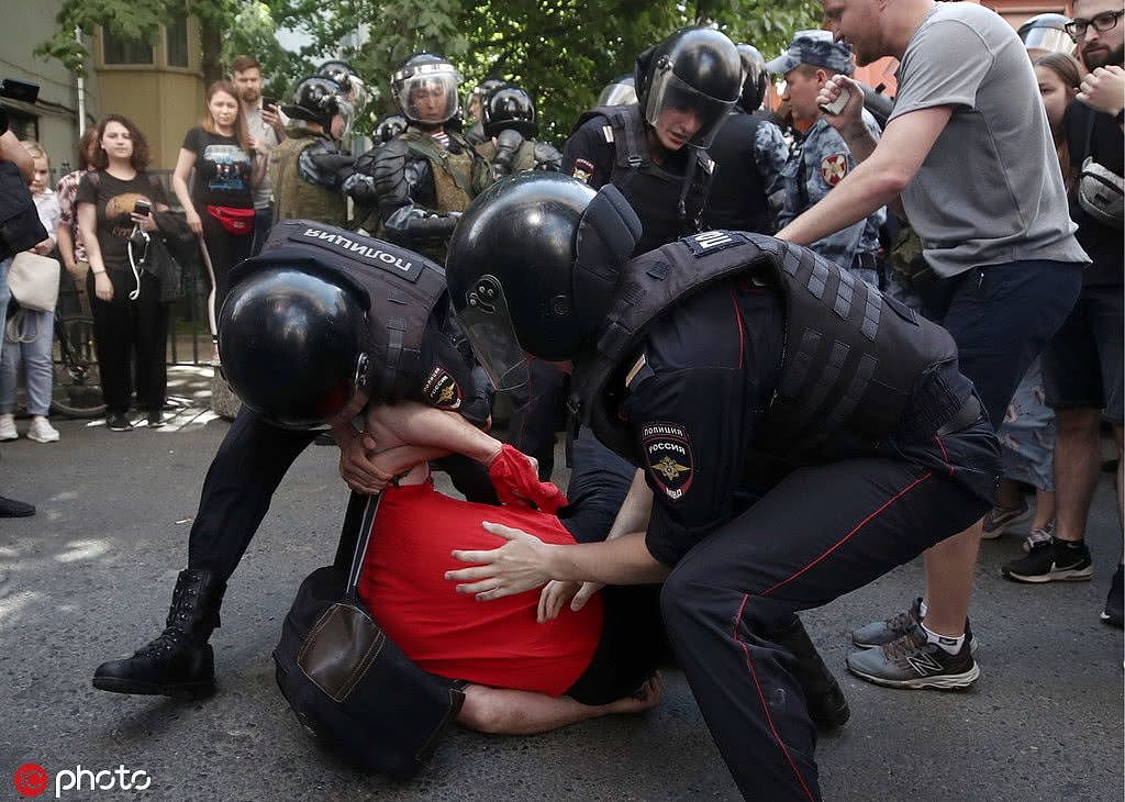集会未经批准，莫斯科警方逮捕上千名示威者（组图） - 1