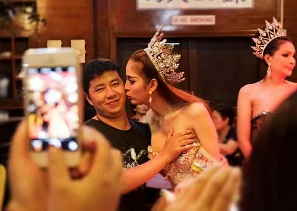 震惊！美过Angelababy的泰国人妖皇后被中国土豪娶了！男方称那事“非常和谐”...（组图） - 1