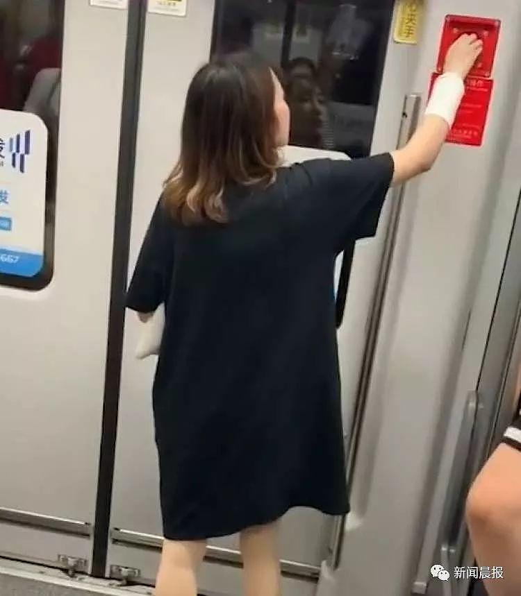 女子地铁上疯狂砸门，还试图按紧急停车！理由太荒唐（组图） - 4