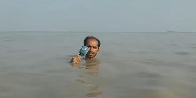 巴基斯坦记者火了！用生命报道洪灾，站在齐脖深河里只露出脑袋