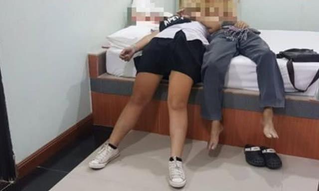 14岁少女爱上59岁老师，两人私奔在宾馆殉情，现场：她穿校服依偎 （组图） - 2