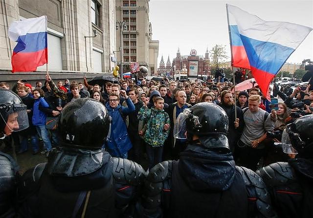 俄罗斯反对派领导人呼吁民众抗议被捕入狱，出现严重过敏疑被投毒