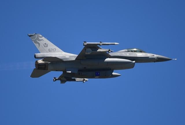 叫嚣打击解放军航母编队，台湾空军出动F-16战机进行实弹射击