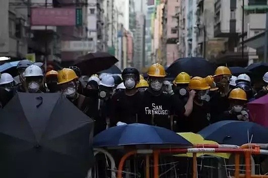 官媒：香港暴力升级 外国人现场教暴徒当街纵火（组图） - 2