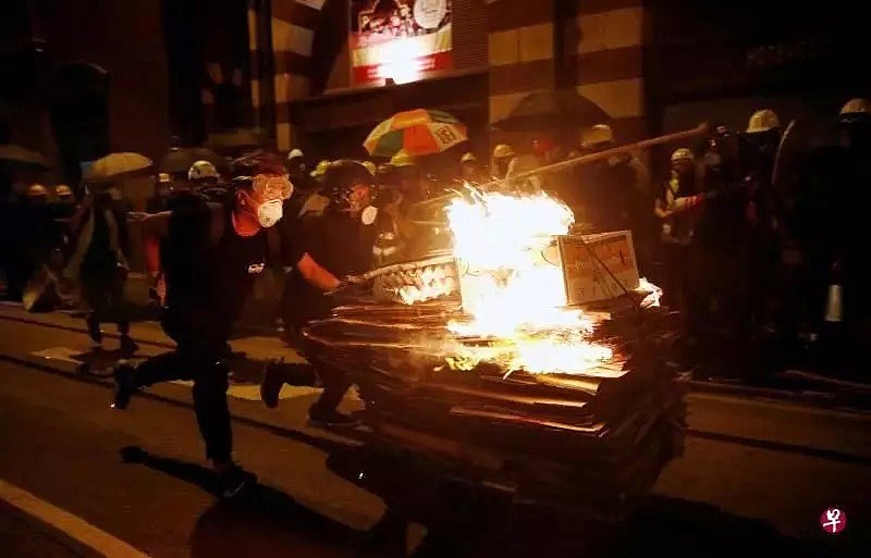 官媒：香港暴力升级 外国人现场教暴徒当街纵火（组图） - 11