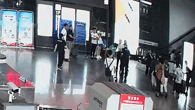 辣眼睛！女子火车站强行闯关、拳打脚踢数名安检员、躺倒撒泼，拘她！（组图） - 4