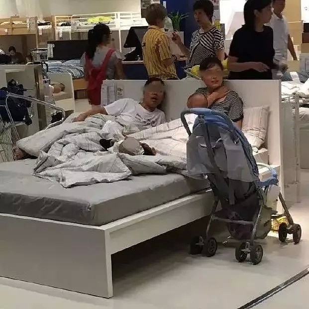 陌生中国男女在宜家混睡一床、抱腿上亲亲，老外惊呆！外媒：这里变成中国的“主题乐园”！ - 21