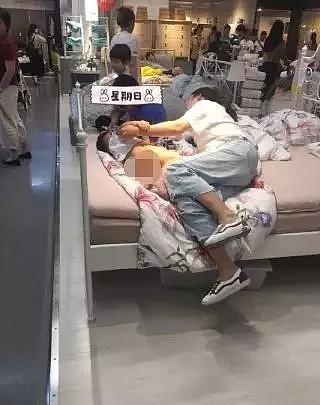 陌生中国男女在宜家混睡一床、抱腿上亲亲，老外惊呆！外媒：这里变成中国的“主题乐园”！ - 24