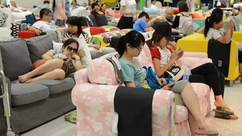 陌生中国男女在宜家混睡一床、抱腿上亲亲，老外惊呆！外媒：这里变成中国的“主题乐园”！ - 28