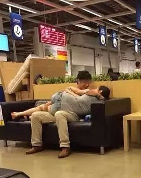陌生中国男女在宜家混睡一床、抱腿上亲亲，老外惊呆！外媒：这里变成中国的“主题乐园”！ - 34