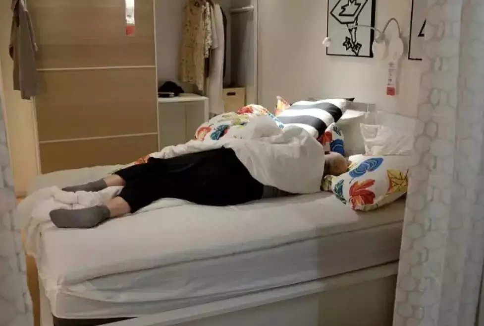 陌生中国男女在宜家混睡一床、抱腿上亲亲，老外惊呆！外媒：这里变成中国的“主题乐园”！ - 39