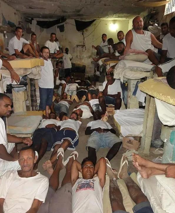 巴西监狱发生暴乱：犯人火并、割头、还发自拍？