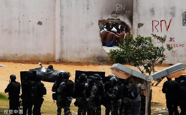 巴西监狱发生暴乱：犯人火并、割头、还发自拍？