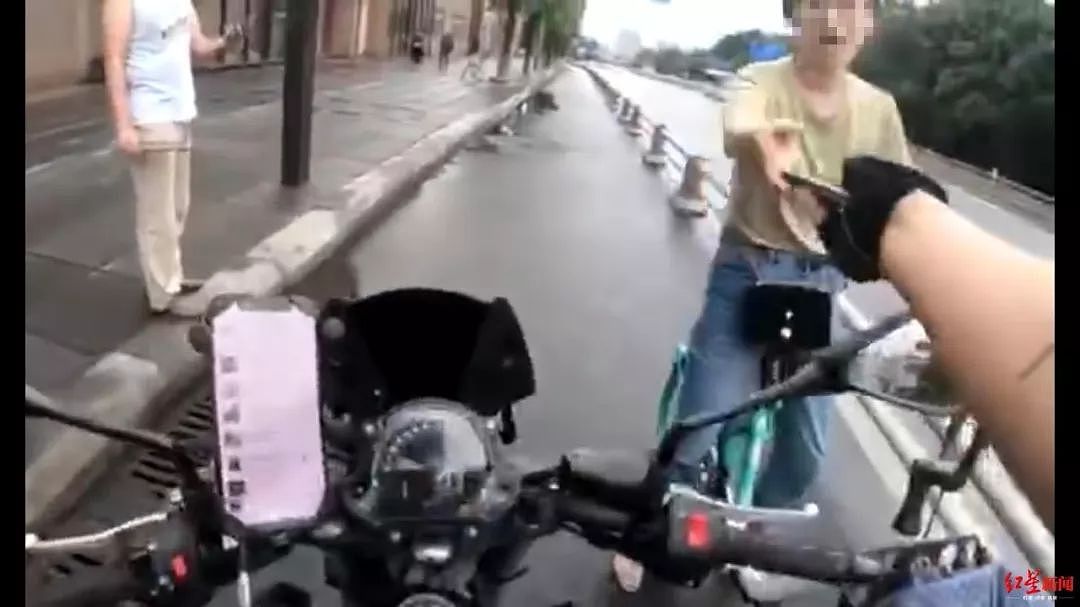 帅炸！女孩手机被抢，摩托骑士边吼边追，43秒车流中拦截追回（视频/组图） - 1