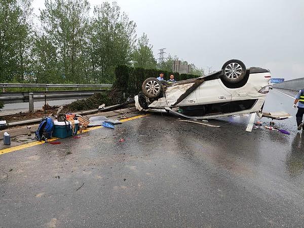 穿越了？安阳一高速出现“灵异”事件，雨中两车相撞，其中一辆“消失”了