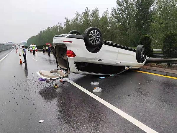 穿越了？安阳一高速出现“灵异”事件，雨中两车相撞，其中一辆“消失”了