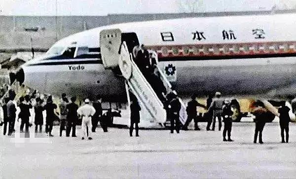 日本赤军是什么神秘组织？劫持客机去朝鲜，用步枪在机场疯狂扫射