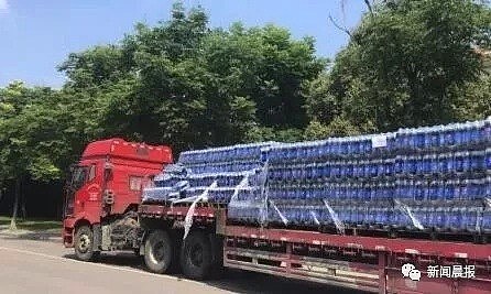 南京：3吨可乐散落马路，路人一拥而上…（视频/组图） - 1