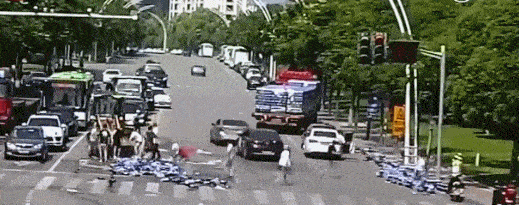 南京：3吨可乐散落马路，路人一拥而上…（视频/组图） - 3