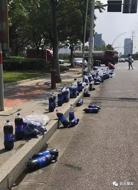 南京：3吨可乐散落马路，路人一拥而上…（视频/组图） - 6