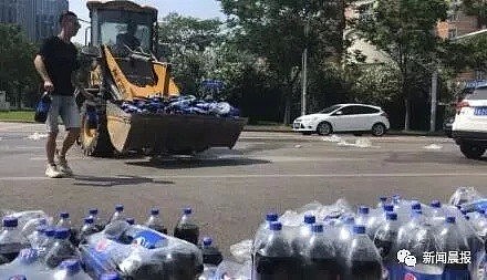 南京：3吨可乐散落马路，路人一拥而上…（视频/组图） - 7