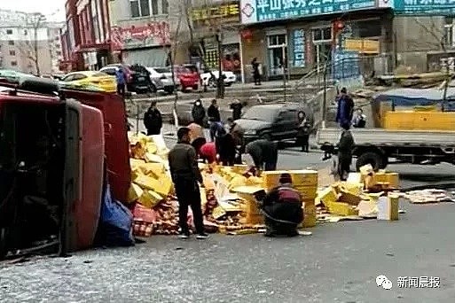 南京：3吨可乐散落马路，路人一拥而上…（视频/组图） - 15