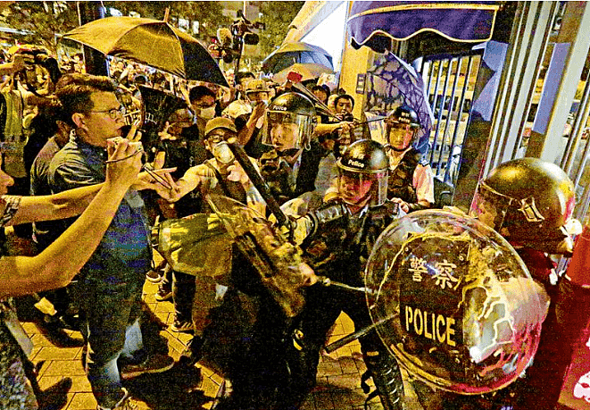 大批示威者集结围堵警署 24名香港警员遭袭5人送医（组图） - 1