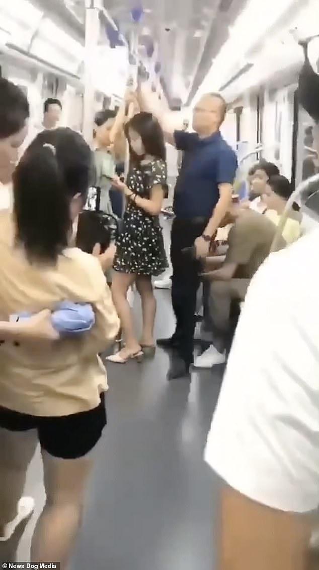 中国地铁“让座侠”在国外火了：他请姑娘坐下，挡住一只偷拍手机