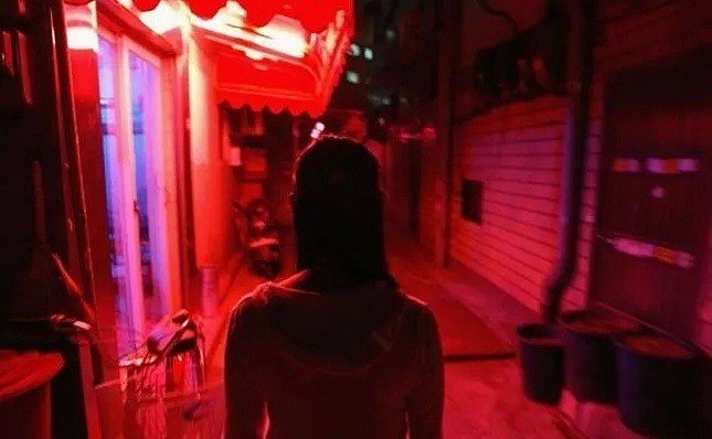 中国留学生卖淫被抓现行，66人非法卖淫只1人不是华人！移民局今日发声明警告！（组图） - 15
