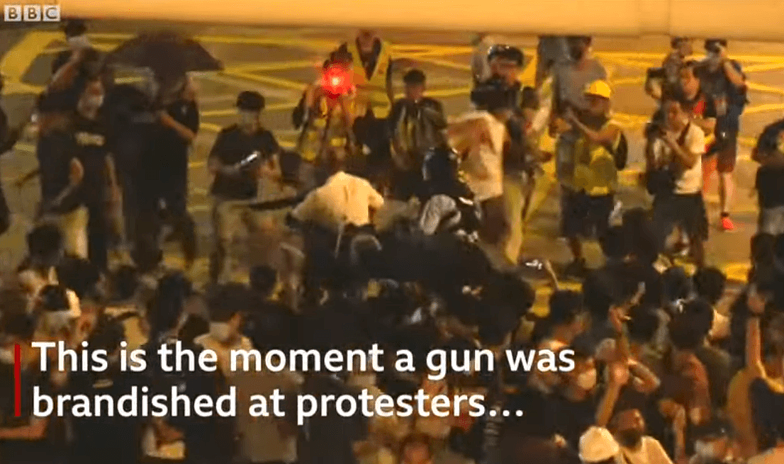 BBC发香港警察举枪视频“搞小动作”，评论翻车了（组图/视频） - 1